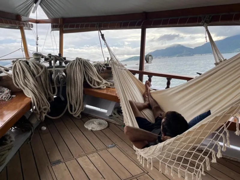 Redes — acomodação a bordo do Albatroz no Réveillon, saindo de Paraty